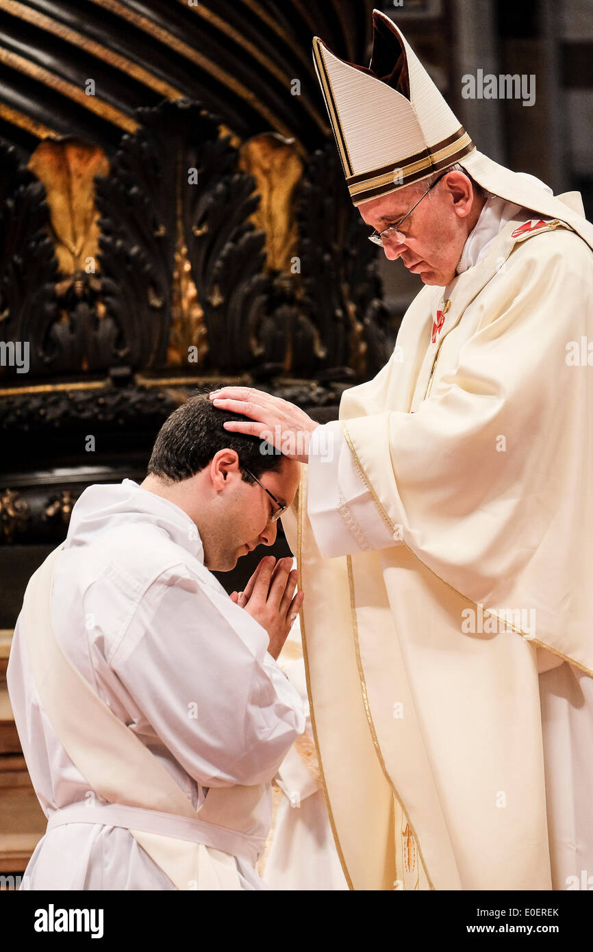 Vatican Le Pape François - l'ordination de 13 nouveaux prêtres dans la Basilique Saint Pierre , 11 mai 2014 Banque D'Images