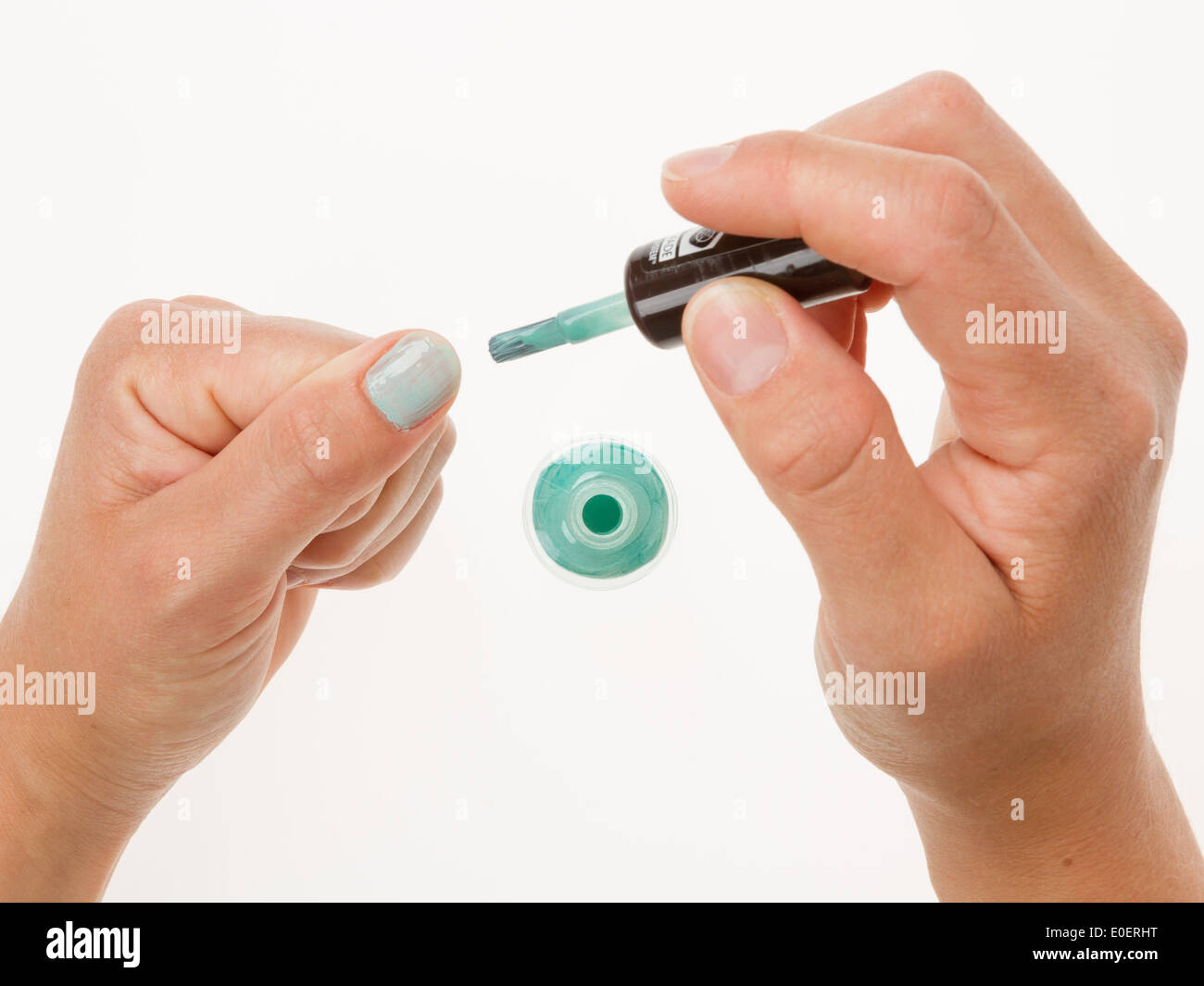 Peinture émail vert femelle les ongles avec gros plan sur fond blanc Banque D'Images