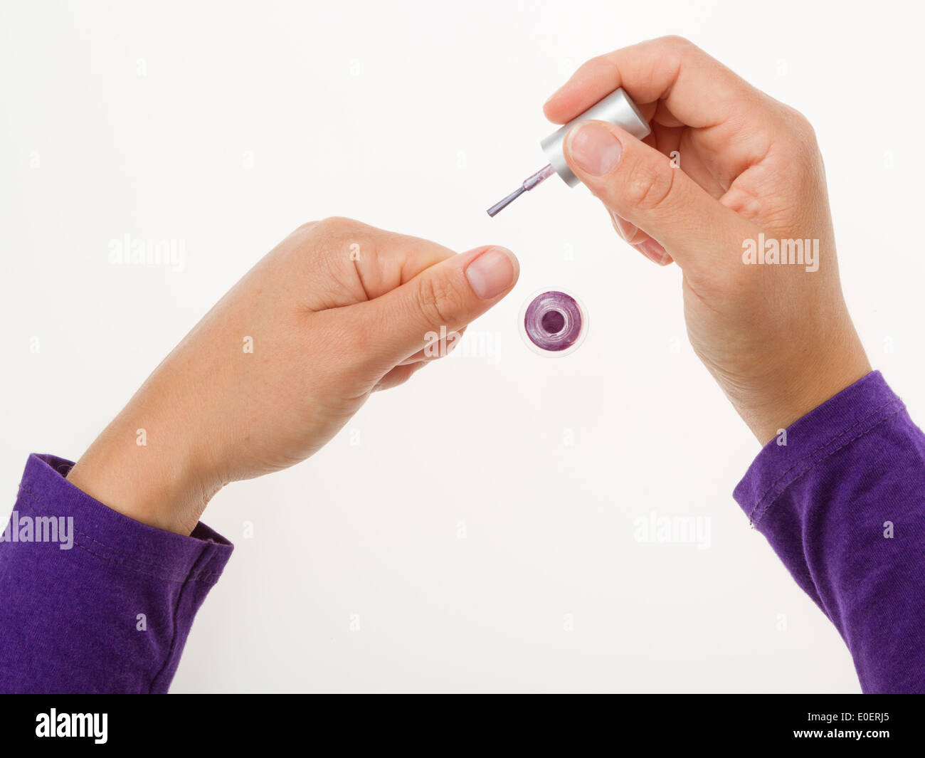 Les ongles Peinture émail rose avec gros plan sur fond blanc Banque D'Images