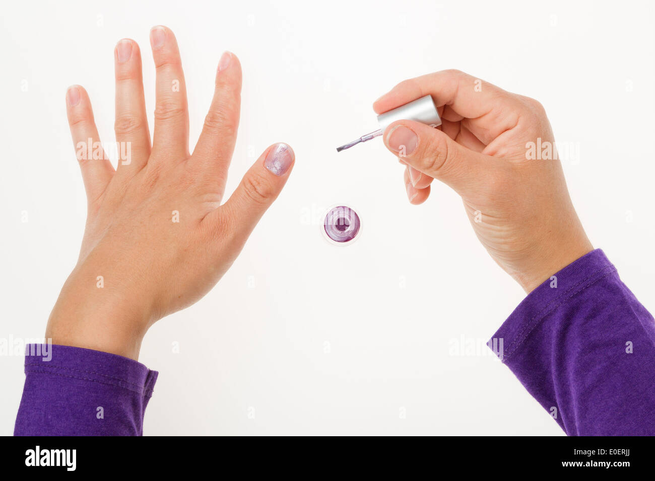 Les ongles Peinture émail rose avec gros plan sur fond blanc Banque D'Images
