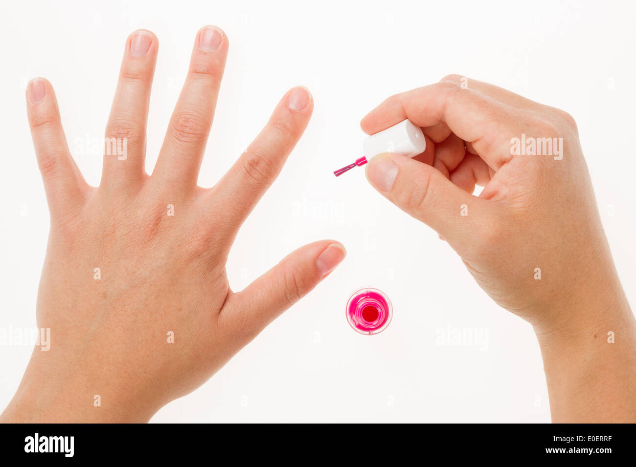 Les ongles Peinture émail rose avec gros plan sur fond blanc Banque D'Images