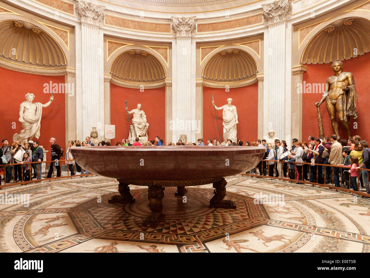 Les gens dans la salle rotonde salle ronde ( ) ; les Musées du Vatican, Vatican Rome Italie Europe Banque D'Images