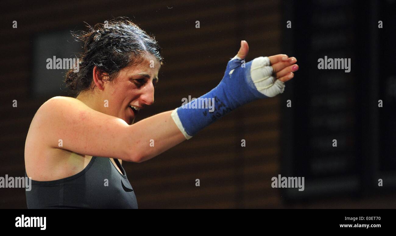 Ulm, Allemagne. 10 mai, 2014. Rola El-Halabi, Allemand professionnel d'origine libanaise boxer, réagit au cours titre WBF lutte contre Victoria Cisneros des USA à Ulm, Allemagne, le 10 mai 2014. Le WBF super-légers Champion Rola El Halabi a défendu avec succès son titre. Photo : STEFAN UDRY/dpa/Alamy Live News Banque D'Images