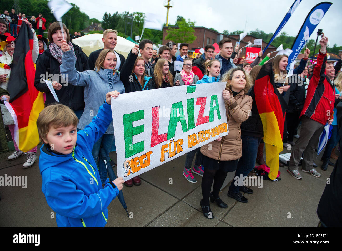 Schiffweiler, Allemagne. 10 mai, 2014. Fans dans la ville natale de l'Ela chanteuse du groupe Elaiza qui représentent l'Allemagne célébrer avec une bannière qui se lit 'Elaiza va gagner pour l'Allemagne" lors de la projection publique de l'Eurovision à Schiffweiler, Allemagne, 10 mai 2014. Photo : OLIVER DIETZE/dpa/Alamy Live News Banque D'Images