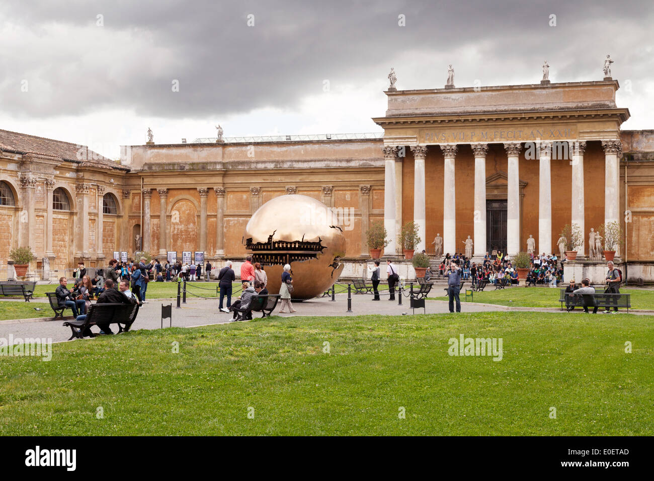 Arnaldo Pomodoro sculpture ' ' Sphère Sphère à l'intérieur dans la cour du Belvédère, Musées du Vatican, Cité du Vatican Italie Europe Banque D'Images