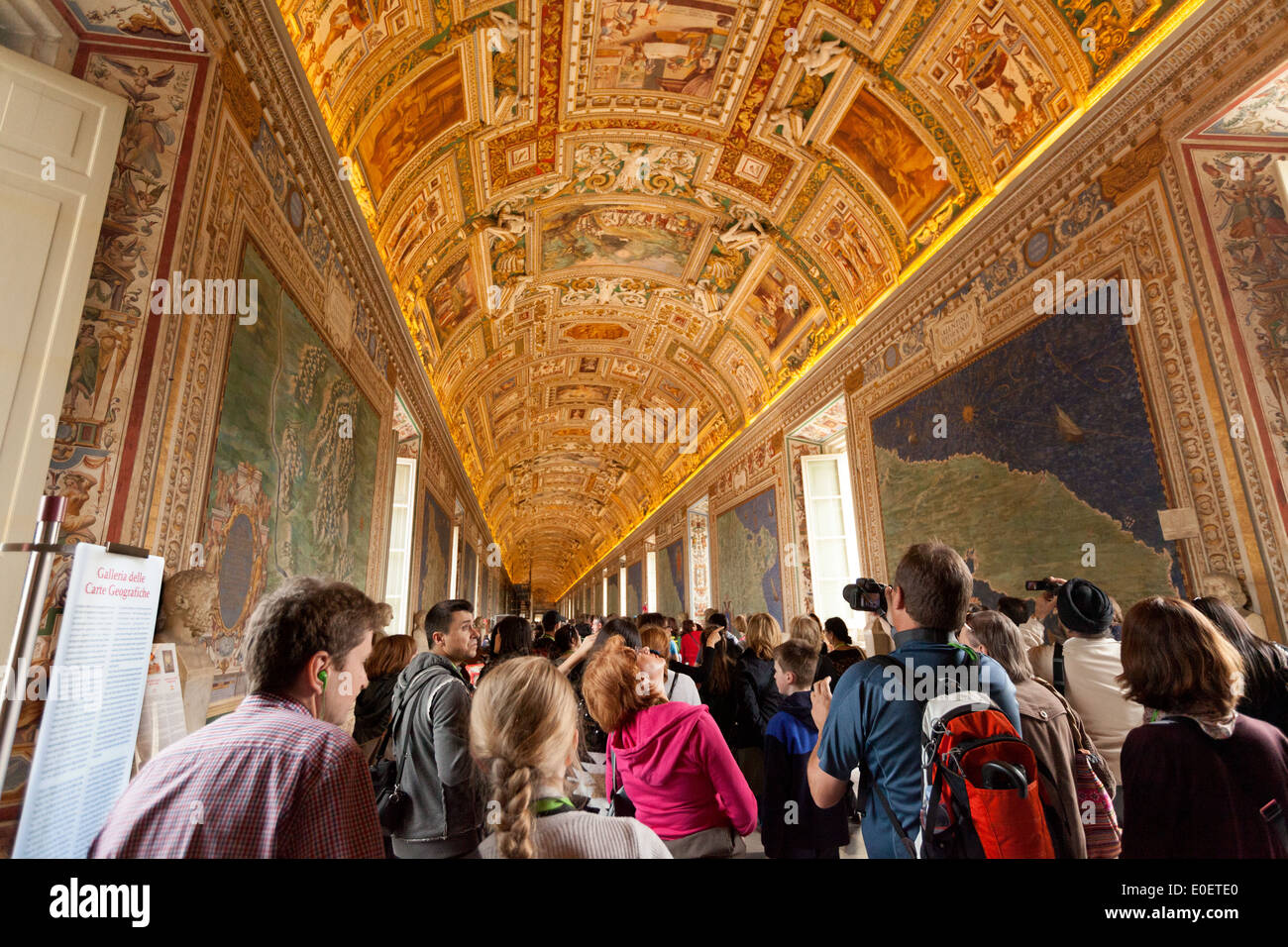 Les touristes à la recherche à l'ornate plafond décoré, la galerie des cartes, Musée du Vatican, Cité du Vatican, Rome Italie Europe Banque D'Images