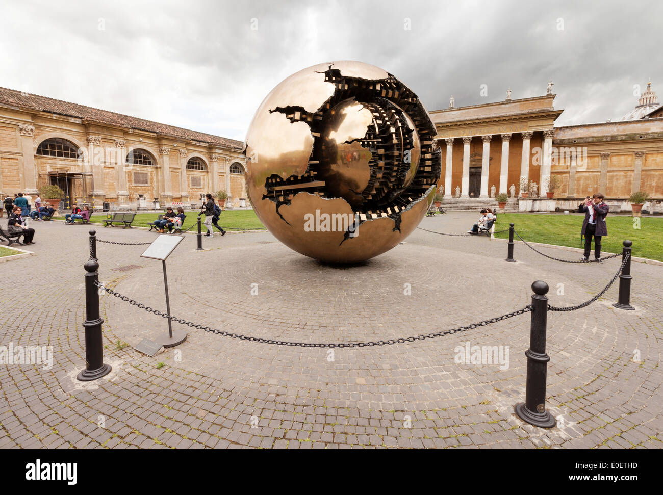 Arnaldo Pomodoro sculpture ' ' Sphère Sphère à l'intérieur de la Cour, le Belvedere, Musée du Vatican, Rome Italie Europe Banque D'Images