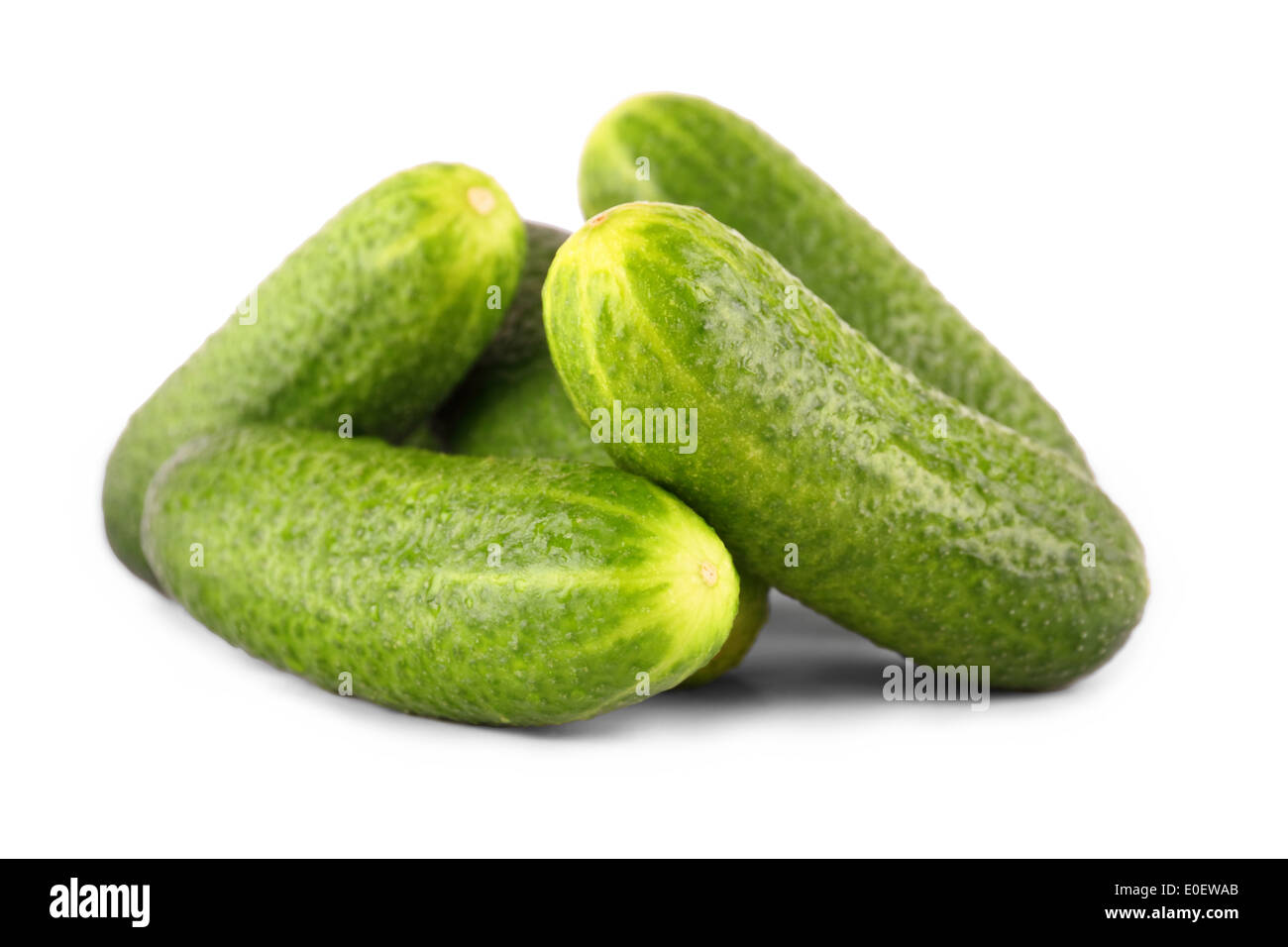 Pile de cornichons frais, Close up, isolé Banque D'Images