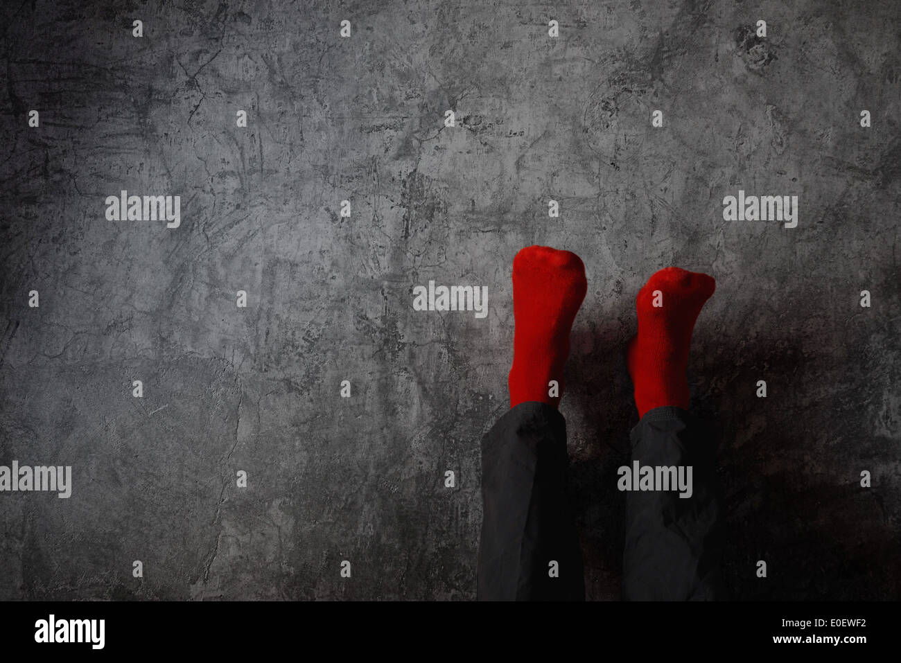 Les jambes vers le haut du mur, de mettre les pieds vers le haut. Man wearing red socks en yoga relaxant avec ses jambes sur le mur. Banque D'Images