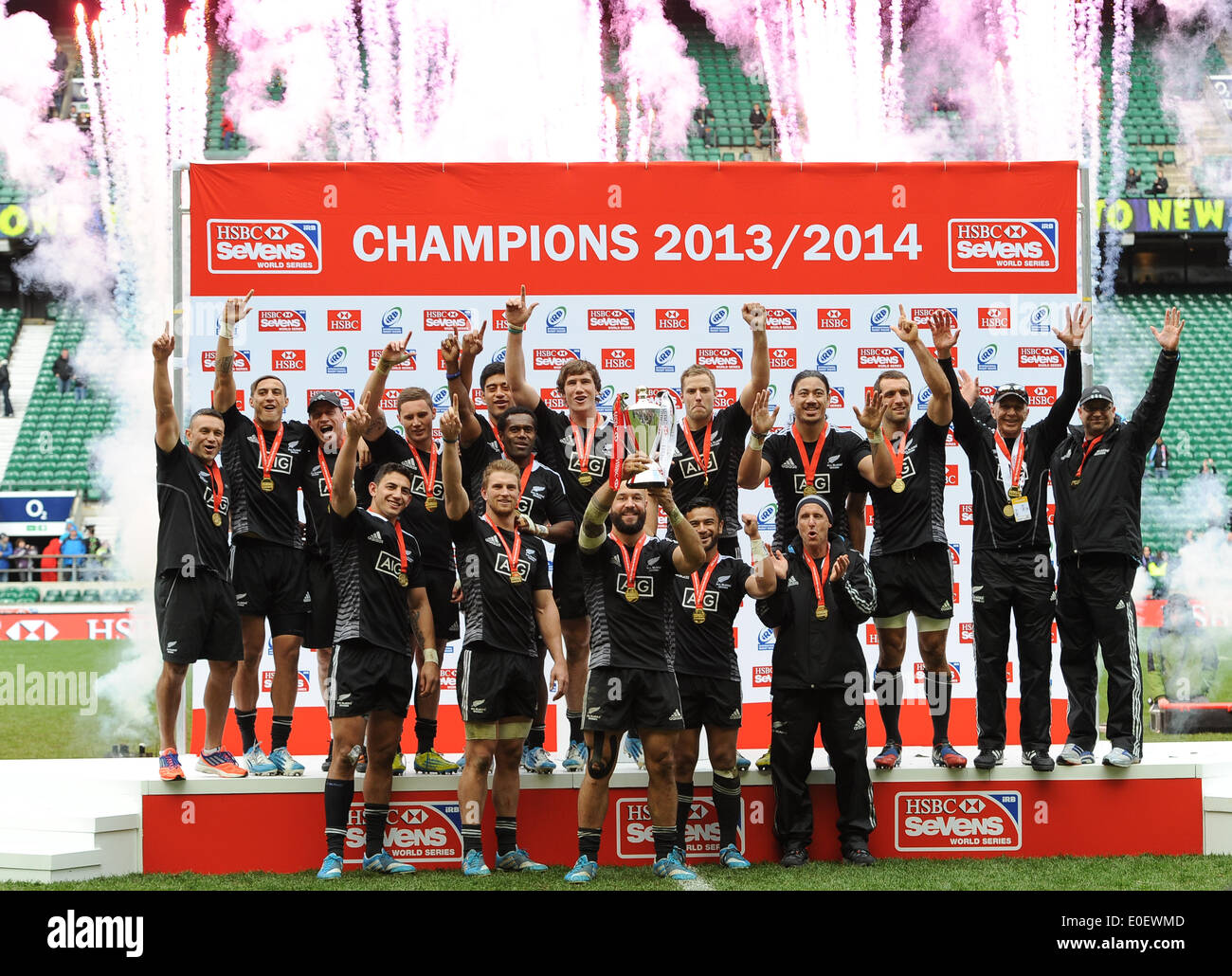 Londres, Royaume-Uni. Le 11 mai, 2014. Le capitaine néo-zélandais DJ Forbes et son équipe avec le trophée de la série de la HSBC au Marriott Londres tournoi de rugby à VII s'est tenue au stade de rugby de Twickenham à Londres dans le cadre de la HSBC Sevens World Series. Photo par Roger Sedres/ImageSA/Alamy Live News Banque D'Images