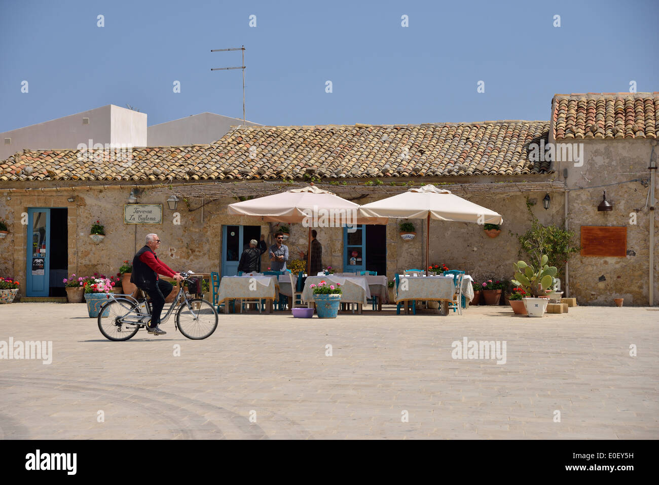 Taverne dans Piazza Regina Margherita, Piazza Centrale, Marzamemi, Province de Syracuse, Sicile, Italie Banque D'Images