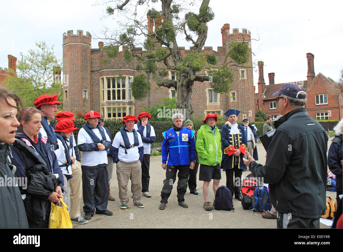 Tirez Tudor. Le Palais de Hampton Court, East Molesey, Surrey, UK. Le 11 mai, 2014. Les équipages sont informés avant le départ. Annuelles traditionnelles d'aviron entre l'historique Royal Palais de Hampton Court et de la Tour de Londres. L'escort-Thames Barge Royale Gloriana tandis qu'elle livre un "tela" pour le gouverneur de la tour. Ce "tela" est un morceau de l'ancienne conduite d'eau, fabriqué à partir d'un tronc d'arbre creux qui se tient sur une base de bois provenant de l'ancienne écluse de Richmond et porte le blason de la Worshipful Company of mariniers et Aconiers. Banque D'Images