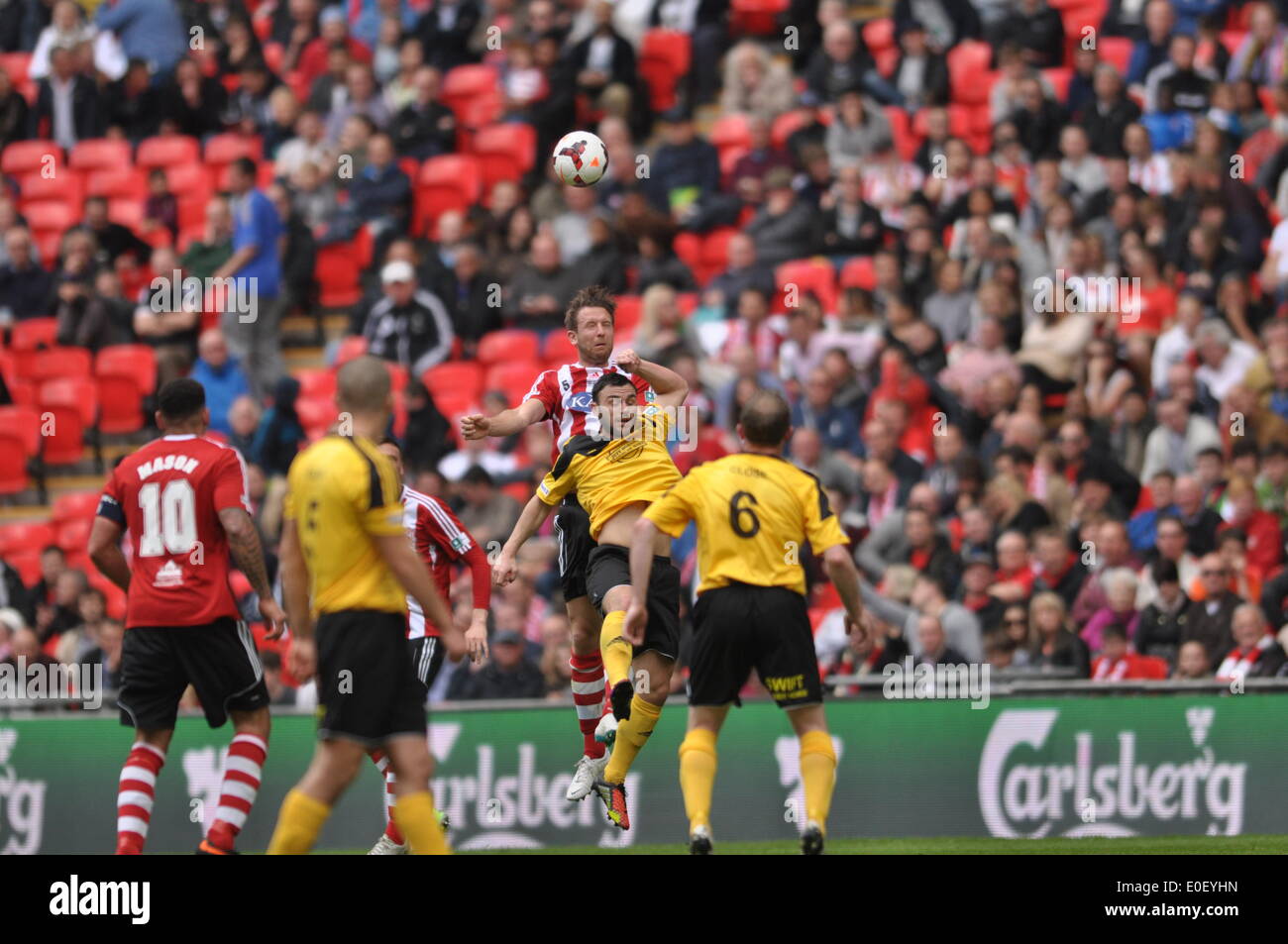 Londres, Royaume-Uni. 10 mai, 2014. Lee Remportant un vif en-tête défensive de Sholing Town FC qu'ils prennent en charge et la défaite de l'ouest d'Auckland Town FC pendant la finale FA Vsse au stade de Wembley le 10 mai 2014. Credit : Flashspix/Alamy Live News Banque D'Images