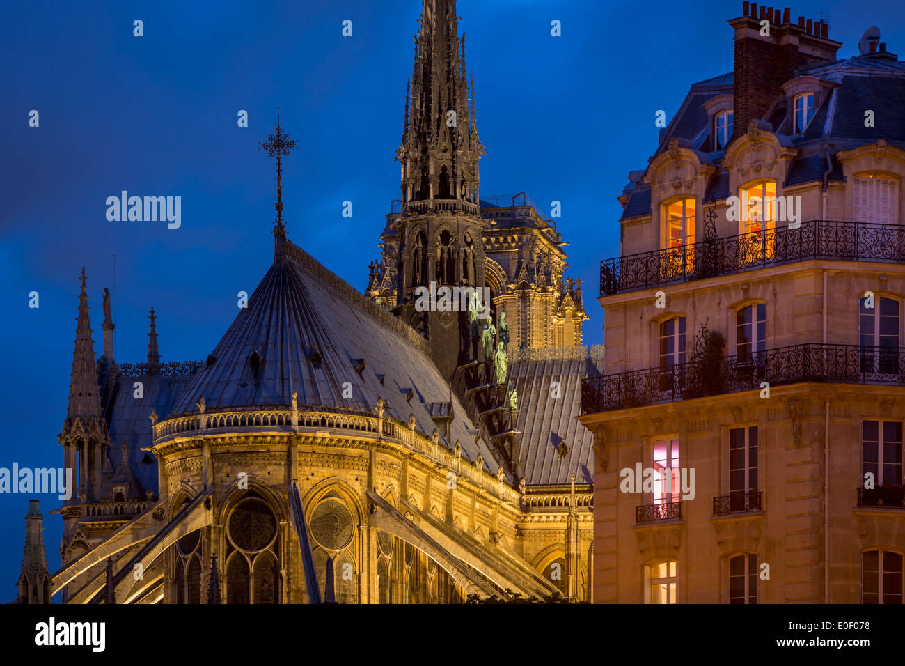 Crépuscule vue sur Cathédrale Notre Dame et les bâtiments de l'île de la Cité, Paris France Banque D'Images