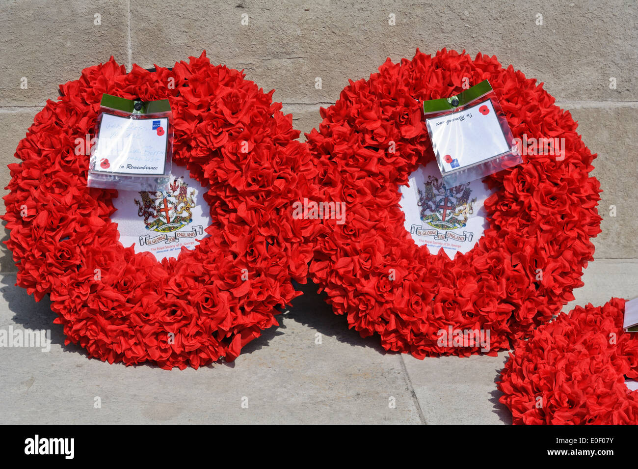 Couronne rouge comme symbole du souvenir fixées par un monument commémoratif à Whitehall, Londres, Angleterre, Royaume-Uni. Banque D'Images