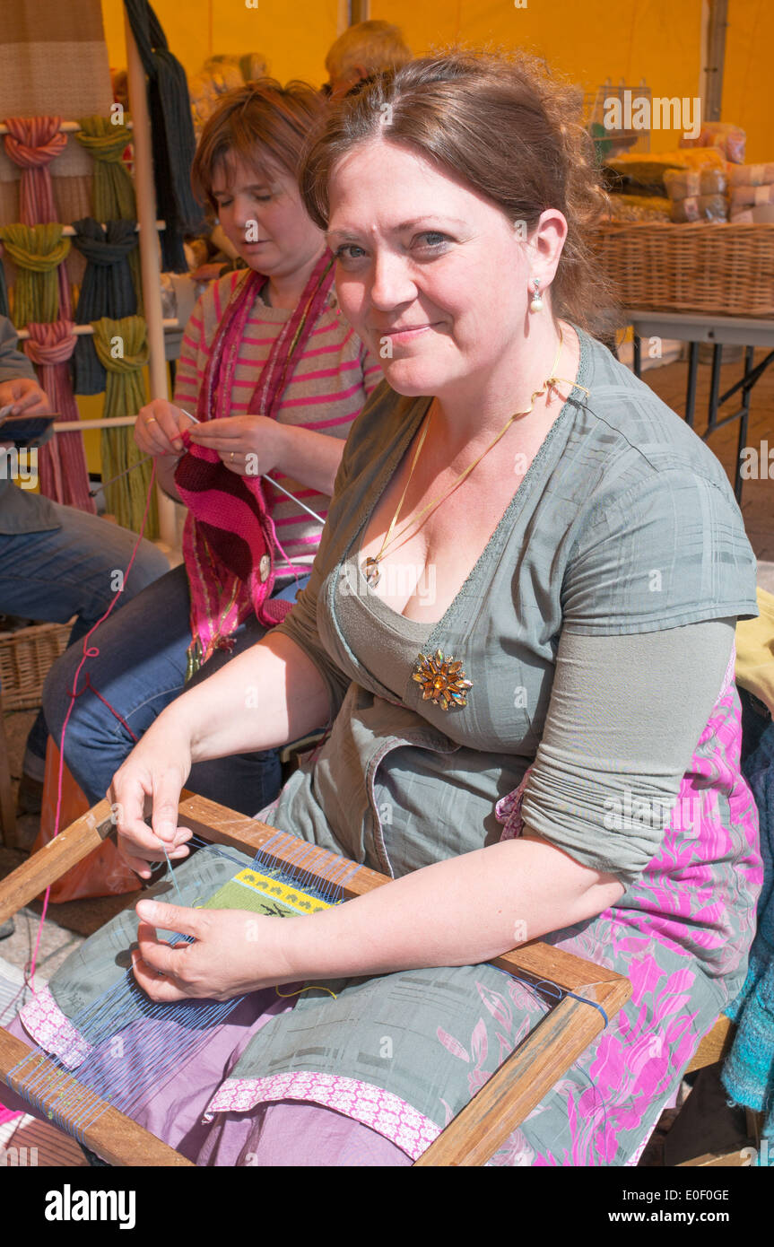 Jane Riley de RooKWooD et huer, artiste textile Arts Festival à Darlington, rendant une tapisserie North East England UK Banque D'Images