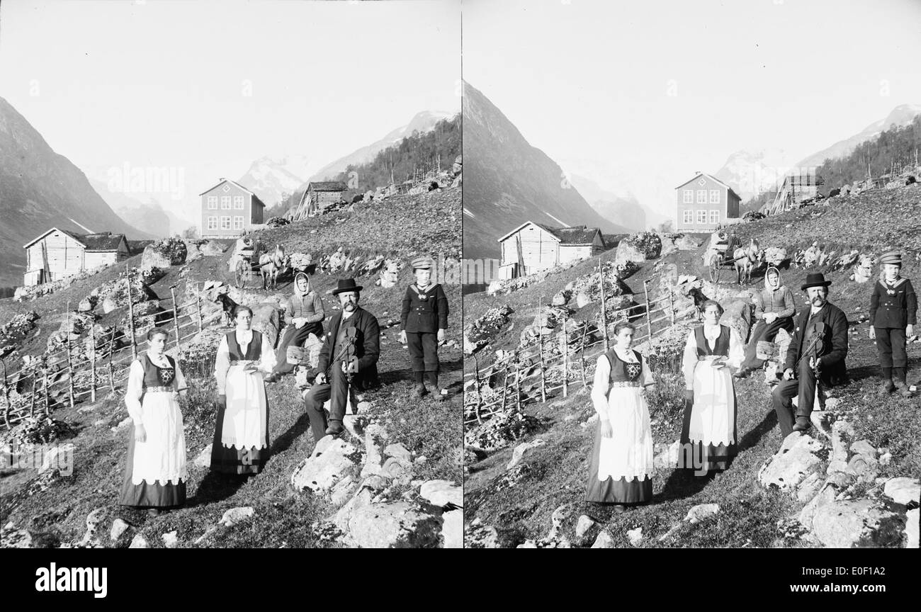 Cette stéréovision d'environ 1898 montre la ferme Krundalen à Sogn og Fjordane, en Norvège, capturant un portrait de famille en costume national norvégien traditionnel. La photo reflète à la fois le mode de vie rural et le patrimoine culturel de la région à la fin du XIXe siècle. Banque D'Images