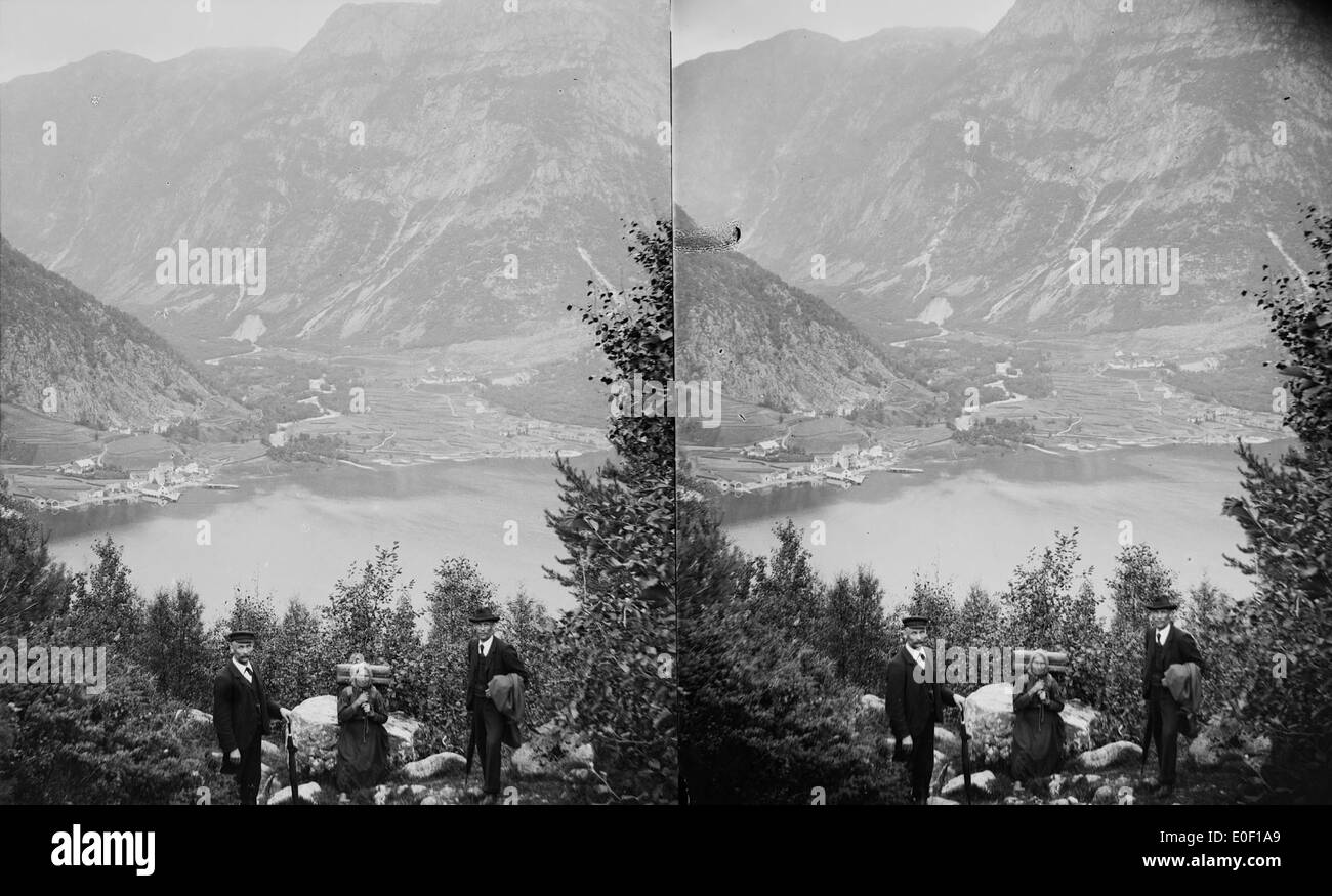Une photographie stéréoscopique de Vadheim, prise entre 1888 et 1925, montrant le village norvégien dans la région de Sogn og Fjordane. L'image met en valeur le paysage environnant et le placement du village dans un cadre naturel. Banque D'Images