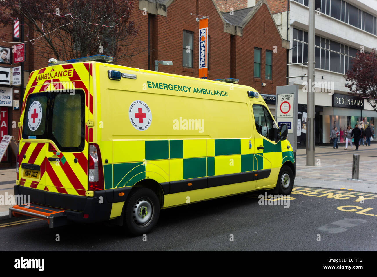 Une ambulance de la Croix-Rouge britannique participant à une urgence dans Newport Road Middlesbrough Banque D'Images