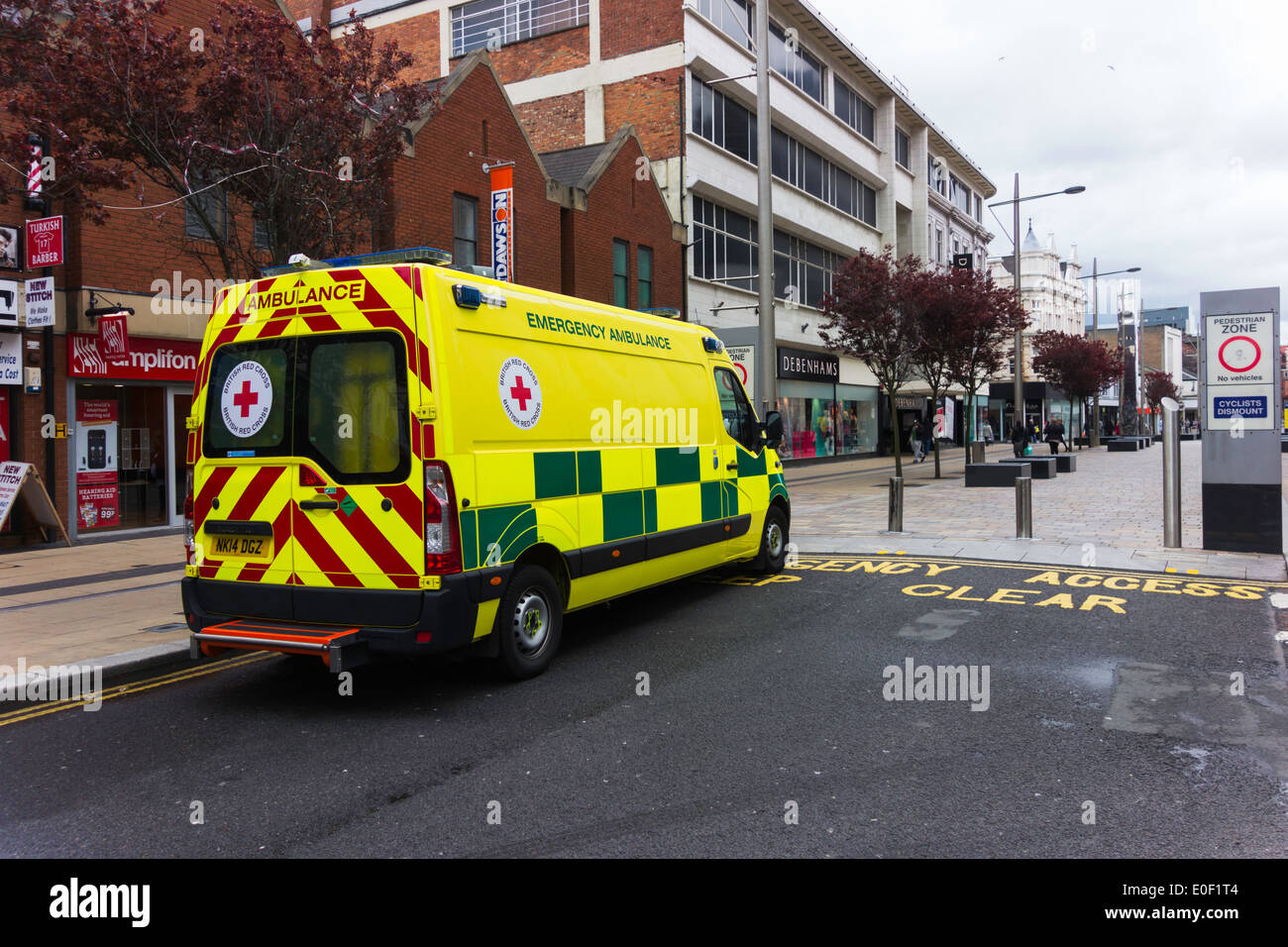 Une ambulance de la Croix-Rouge britannique participant à une urgence dans Newport Road Middlesbrough Banque D'Images