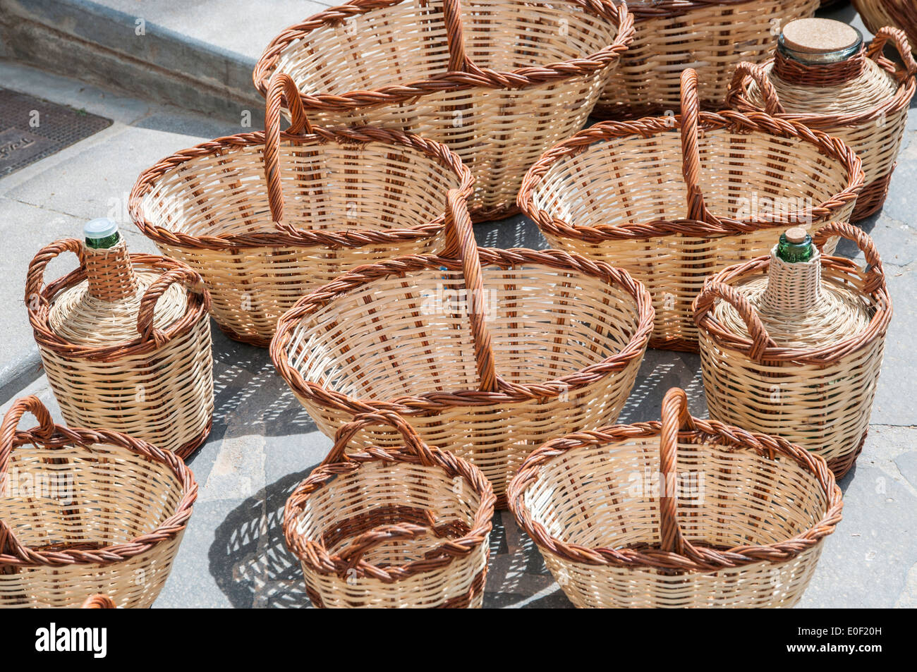 Les paniers en osier et des bouteilles de vin bordée Banque D'Images