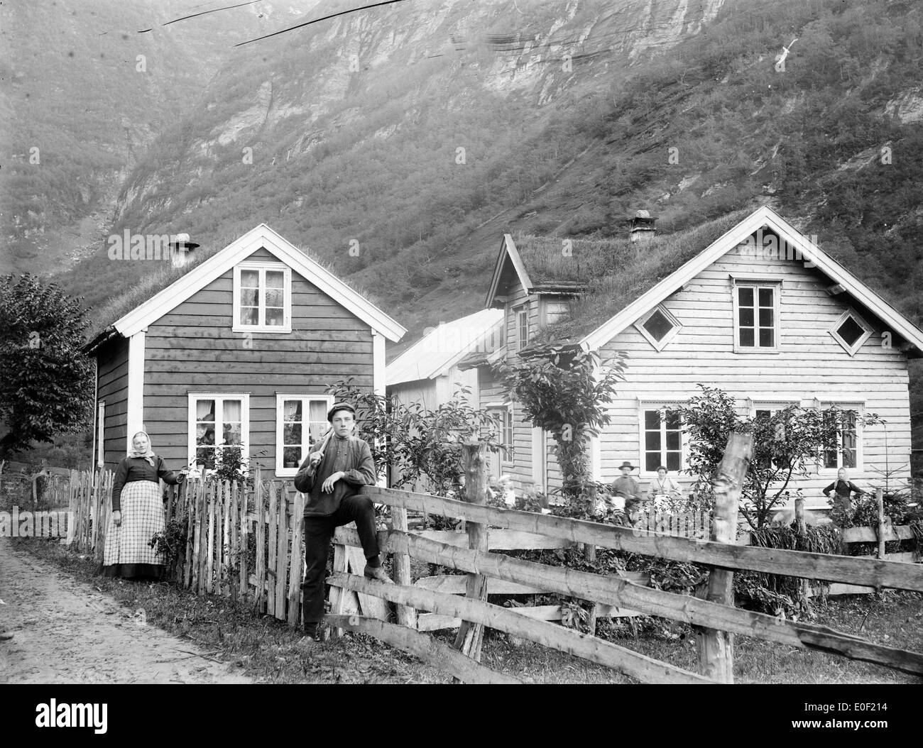 Photographie historique de Hamlet dans l'ouest de la Norvège, prise entre 1890 et 1910, capturée à l'aide de techniques photographiques alternatives. L'image dépeint l'architecture traditionnelle et le paysage pittoresque du village pendant cette période. Banque D'Images