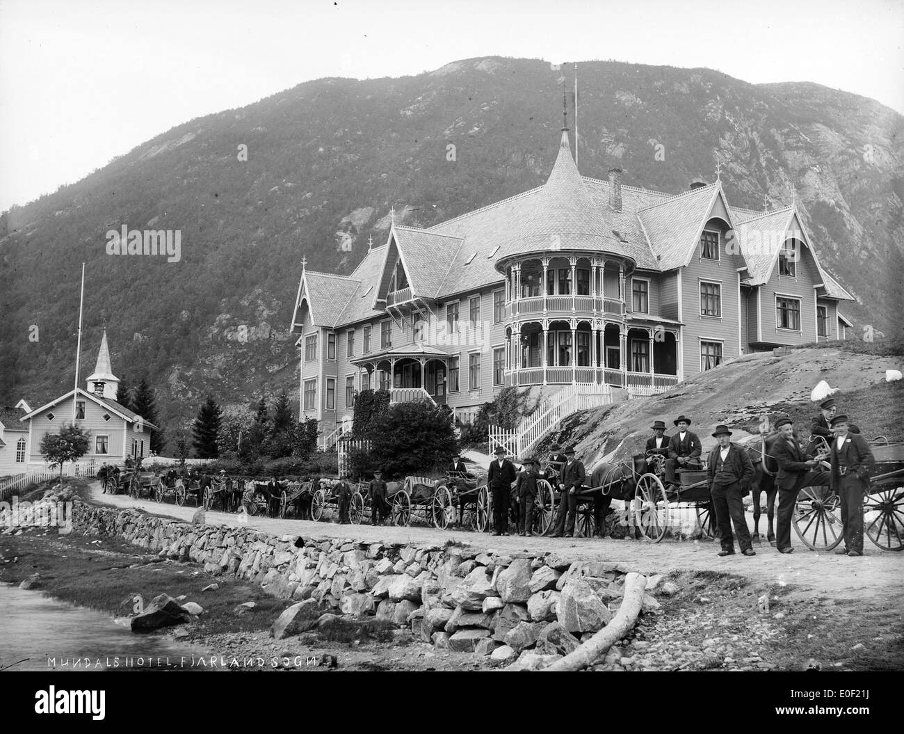 L'hôtel Mundal, situé à Sogn og Fjordane, en Norvège, a été photographié entre 1890 et 1910. L'image historique capture l'architecture de l'hôtel et le paysage environnant, offrant un aperçu du passé de la Norvège. La photographie est une pièce précieuse du tourisme historique et du patrimoine hôtelier de la Norvège. Banque D'Images