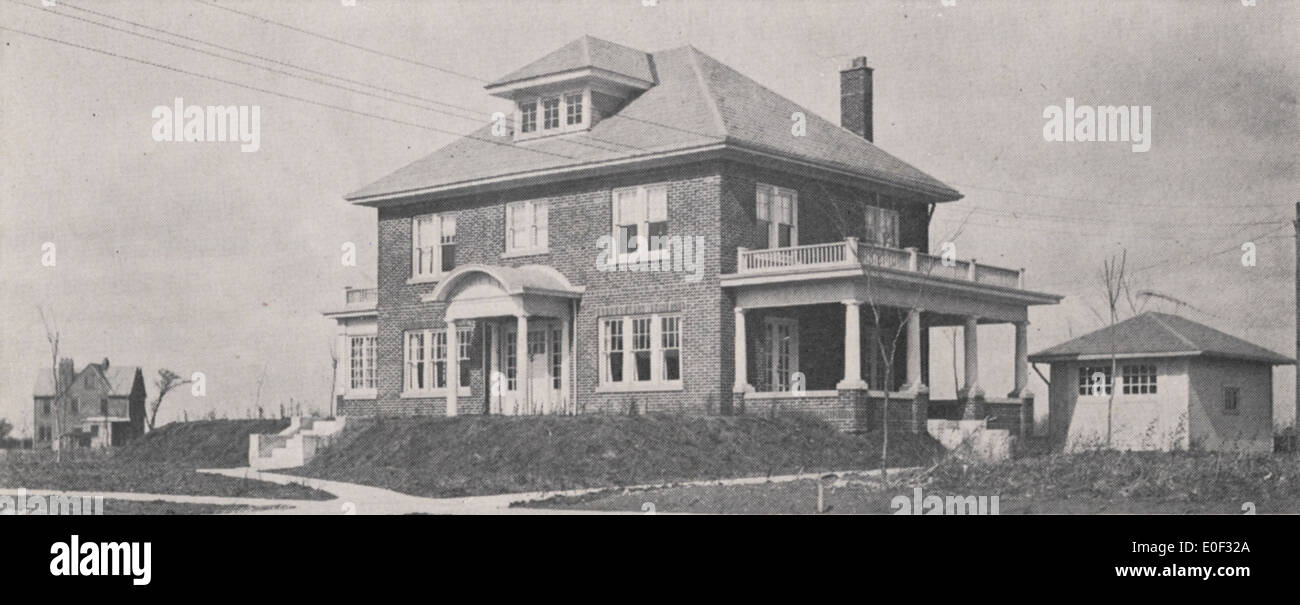 Une image historique du 1890 Tremont Road en 1918, montrant une rue résidentielle dans le comté de Franklin, Ohio. La photographie met en évidence l'architecture du début du XXe siècle et le développement des quartiers de banlieue. Banque D'Images