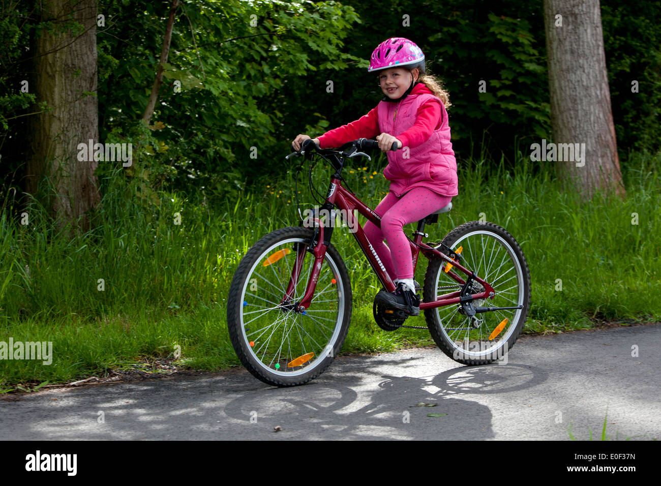 Les gens, l'enfant sur la piste cyclable, la fille à vélo, l'enfant à vélo avec casque Banque D'Images