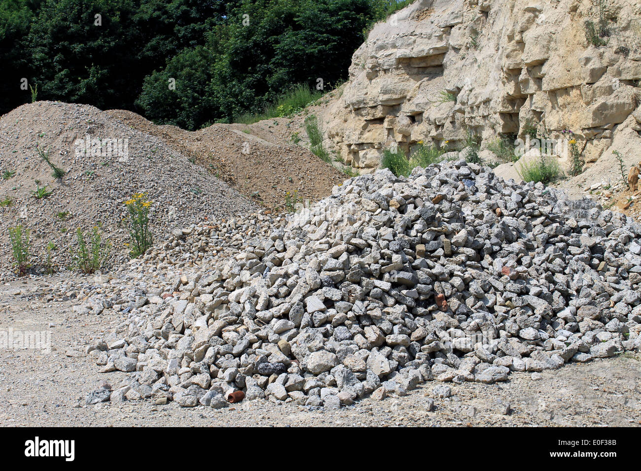 Vue panoramique sur les piles de roches dans une carrière. Banque D'Images