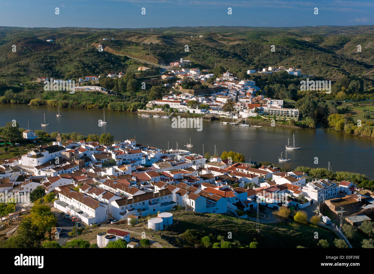La rivière Guadiana, frontière hispano-portugaise, Sanlucar de Guadiana, à Huelva province, en Espagne, dans l'arrière-plan Alcoutim (Portugal) Banque D'Images