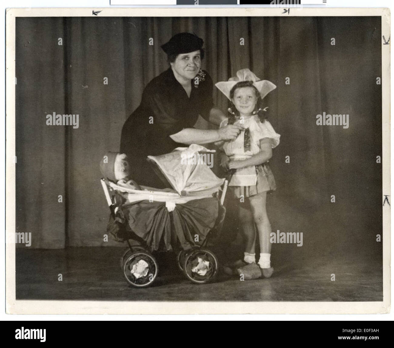 Une photographie du gagnant de la parade des poupées et des buggy au Centre éducatif juif. Le défilé met en lumière l'engagement communautaire et les célébrations culturelles au centre. Banque D'Images
