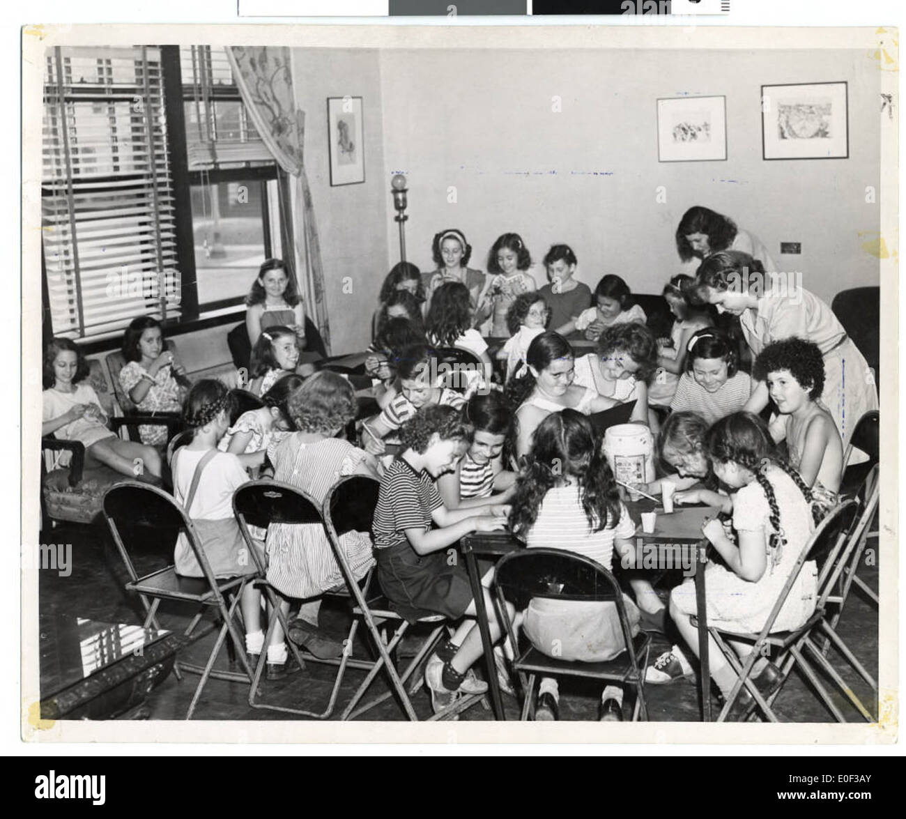 Une photographie de filles engagées dans diverses activités au Jewish Educational Center à équipé Paul, Minnesota. L’image souligne le rôle du centre dans l’éducation communautaire et jeunesse. Banque D'Images