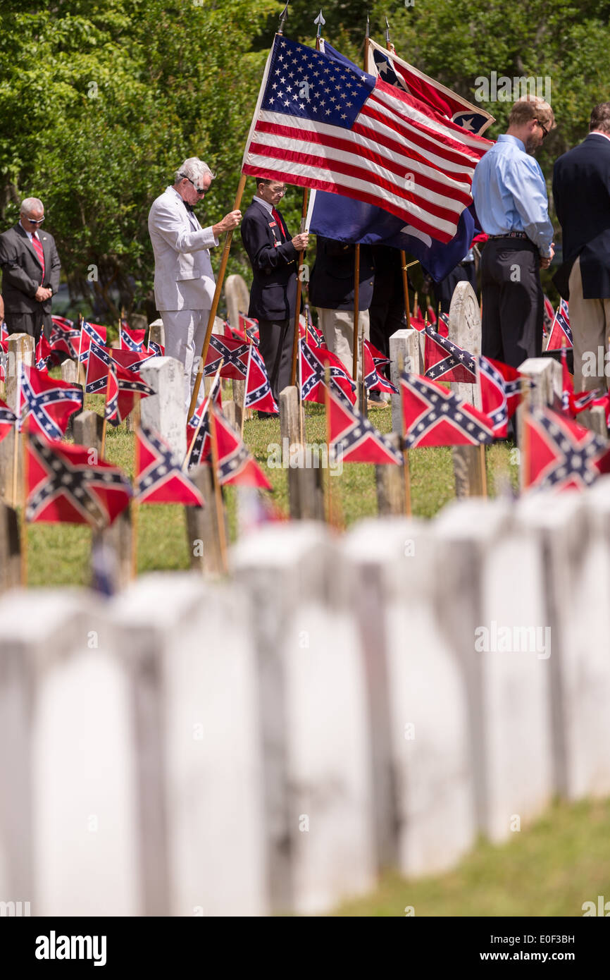 Les descendants des soldats de la guerre civile américaine et maintenez le drapeau de la Caroline du Sud à l'occasion de Confederate Memorial Day au cimetière Magnolia le 10 avril 2014 à Charleston, SC. Confederate Memorial Day rend hommage à l'environ 258 000 soldats confédérés qui est mort dans la guerre civile américaine. Banque D'Images