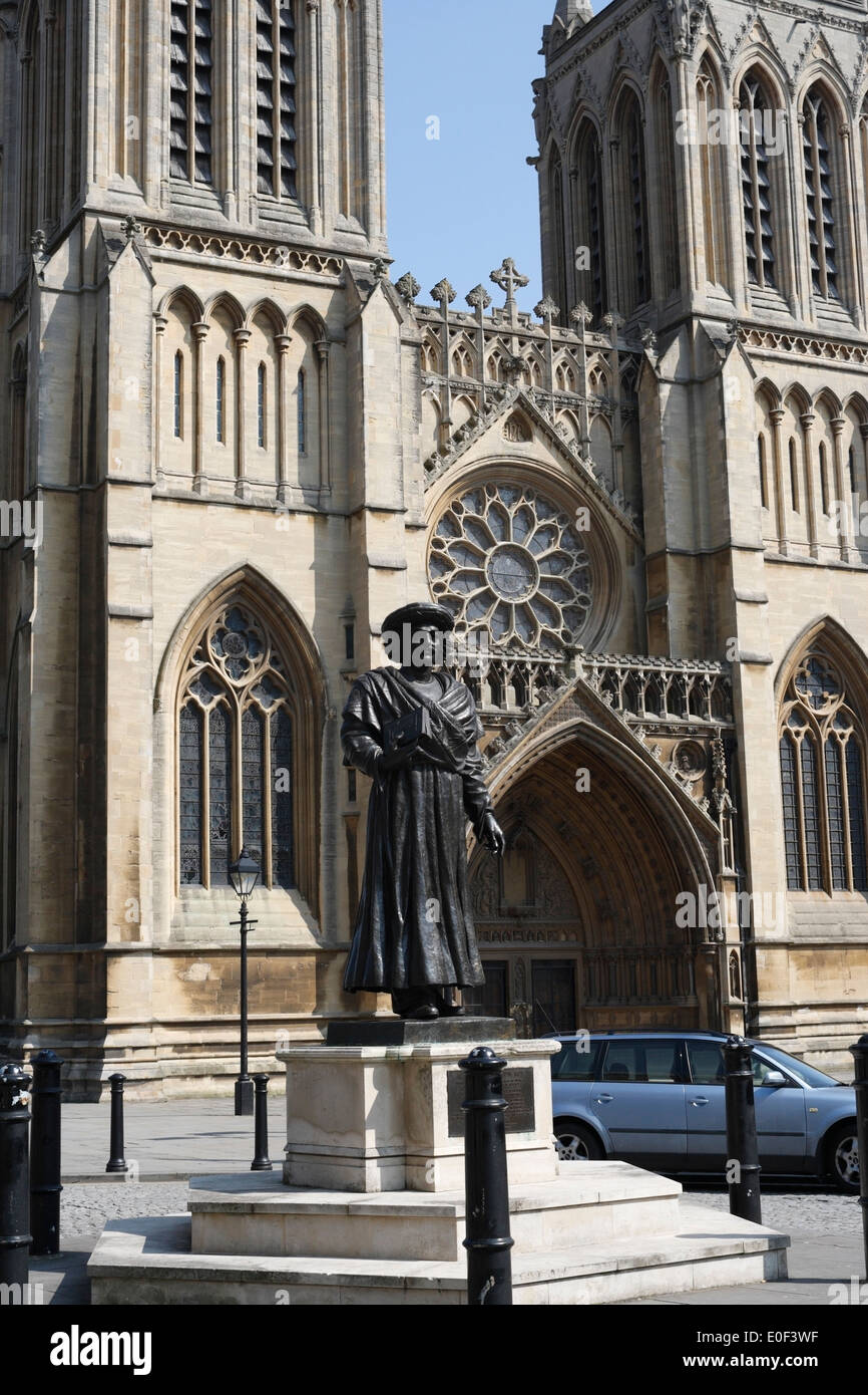 Bristol Cathedral England, front ouest, les tours Pearsons jumelles et la statue du Raja Rammohun Roy Grade I bâtiment classé Banque D'Images