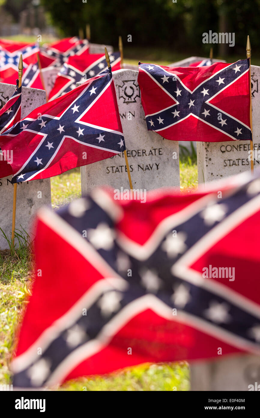 Drapeaux rebelles confédérés décorer les pierres tombales de soldats tués dans la guerre de Sécession au cours de Confederate Memorial Day au cimetière Magnolia le 10 avril 2014 à Charleston, SC. Confederate Memorial Day rend hommage à l'environ 258 000 soldats confédérés qui est mort dans la guerre civile américaine. Banque D'Images