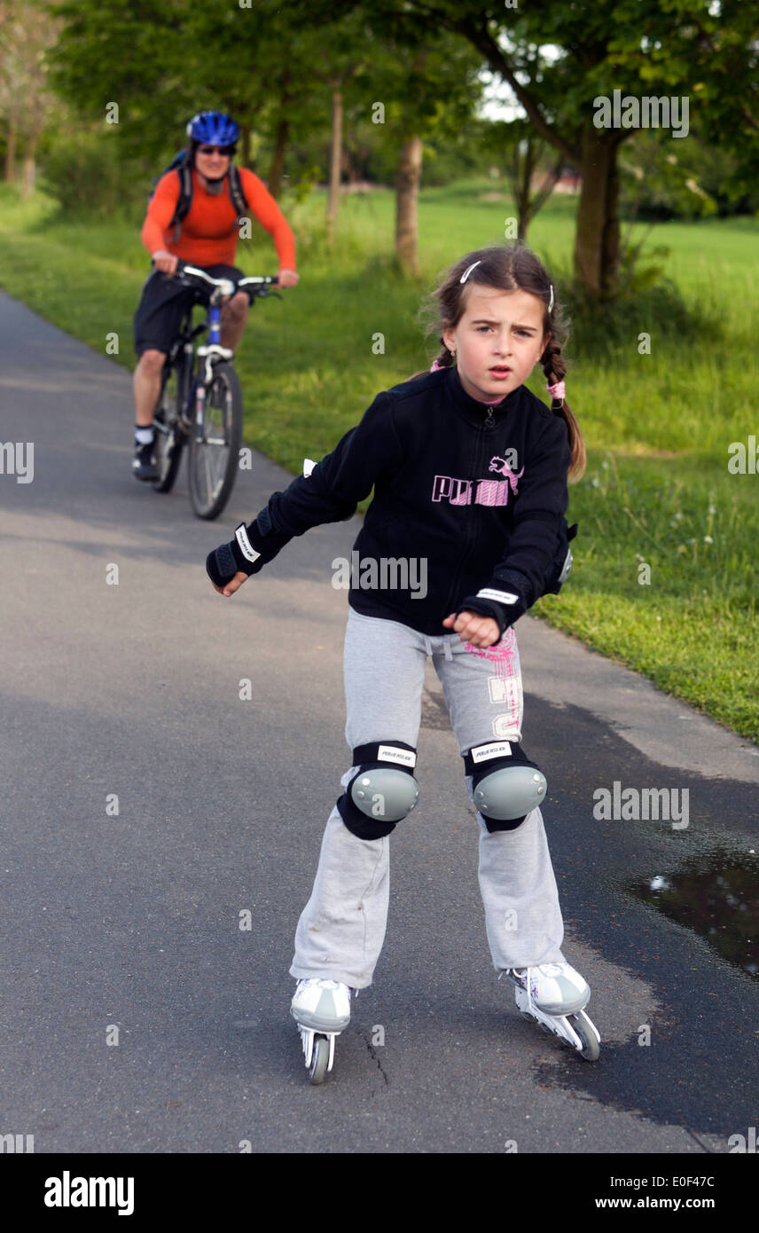 Patinage à roulettes enfant, fille patinage sur piste cyclable Banque D'Images