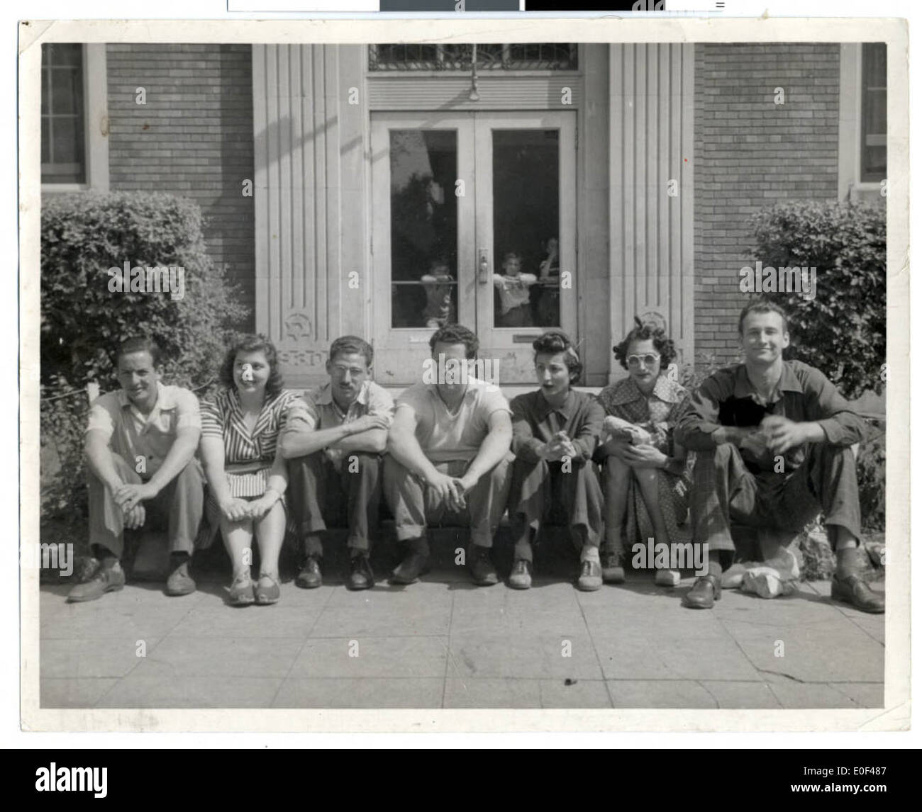 Ce titre fait référence à une photographie de jeunes adultes rassemblés sur les marches du Jewish Educational Center à tous Paul, Minnesota, associés à des événements communautaires et à l'éducation. Banque D'Images