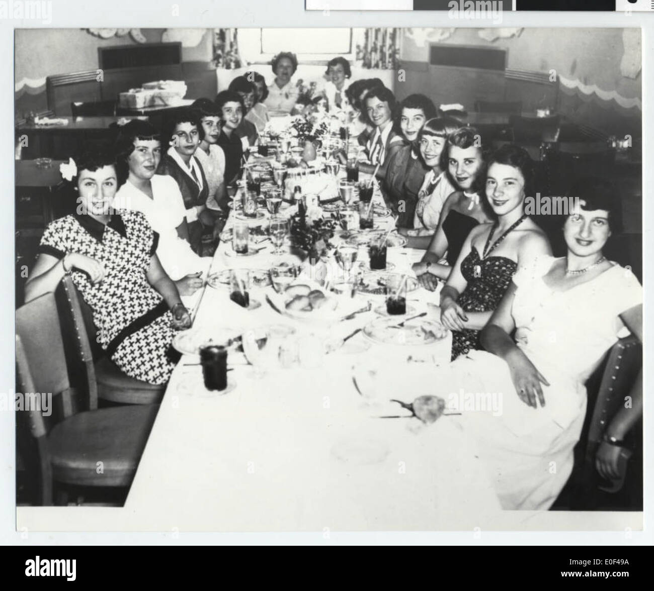 Une soirée Sweet Sixteen organisée au Rainbow Cafe de Minneapolis, capturée en photos par la Jewish Historical Society of the Upper Midwest, mettant en valeur les jeunes, les événements sociaux et les moments culturels de la région. Banque D'Images