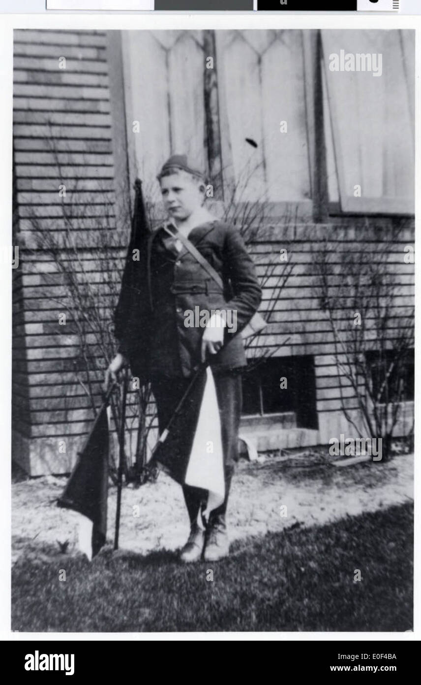 Hyman Berman en uniforme Scout avec les sémaphores Banque D'Images