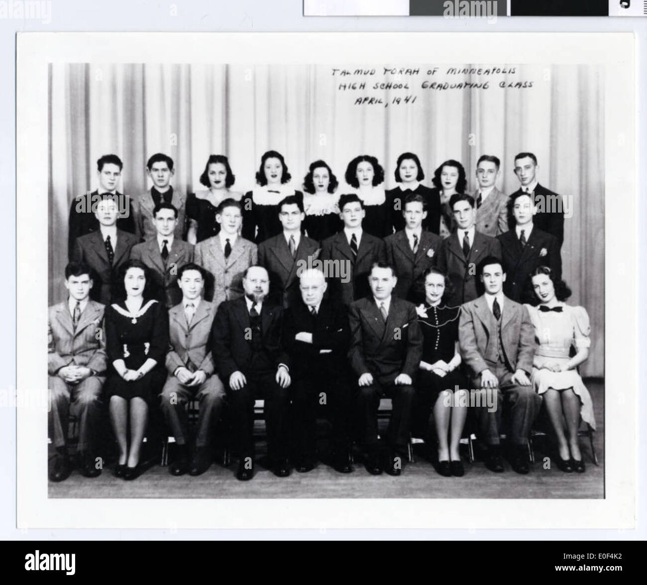 Une photo de groupe du Talmud Torah de Minneapolis High School diplômé entre 1930 et 1950. L'image reflète l'importance de l'éducation juive dans la région, mettant en valeur les élèves qui faisaient partie de cette école religieuse dédiée à l'étude du Talmud et d'autres enseignements juifs. Banque D'Images