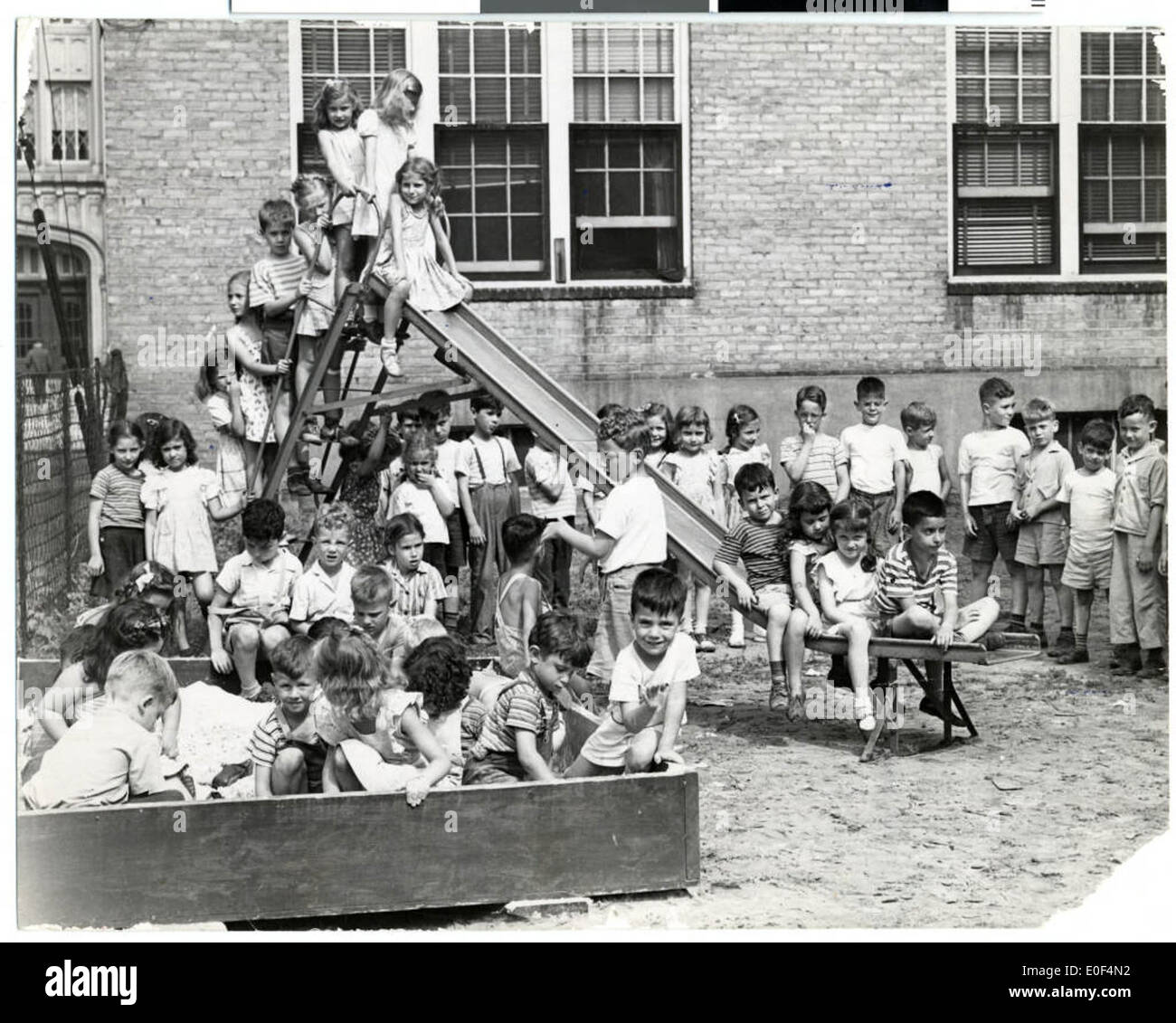 Une photo d'enfants jouant sur le terrain de jeu du Jewish Educational Center, capturant un moment d'activité de l'enfance dans un cadre éducatif historique. Banque D'Images