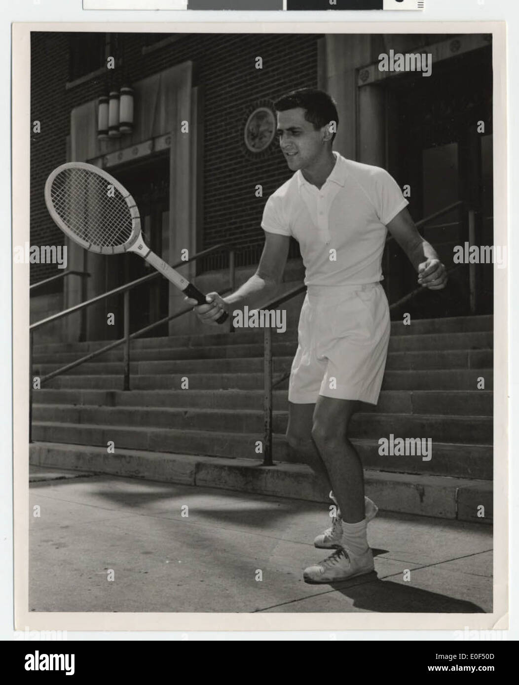 Felix Phillips, capitaine de l'équipe masculine de tennis de l'Université du Minnesota, est représenté sur cette image, illustrant son leadership dans les sports universitaires. Phillips a dirigé l'équipe à travers des compétitions réussies et a contribué au développement de l'équipe. Banque D'Images