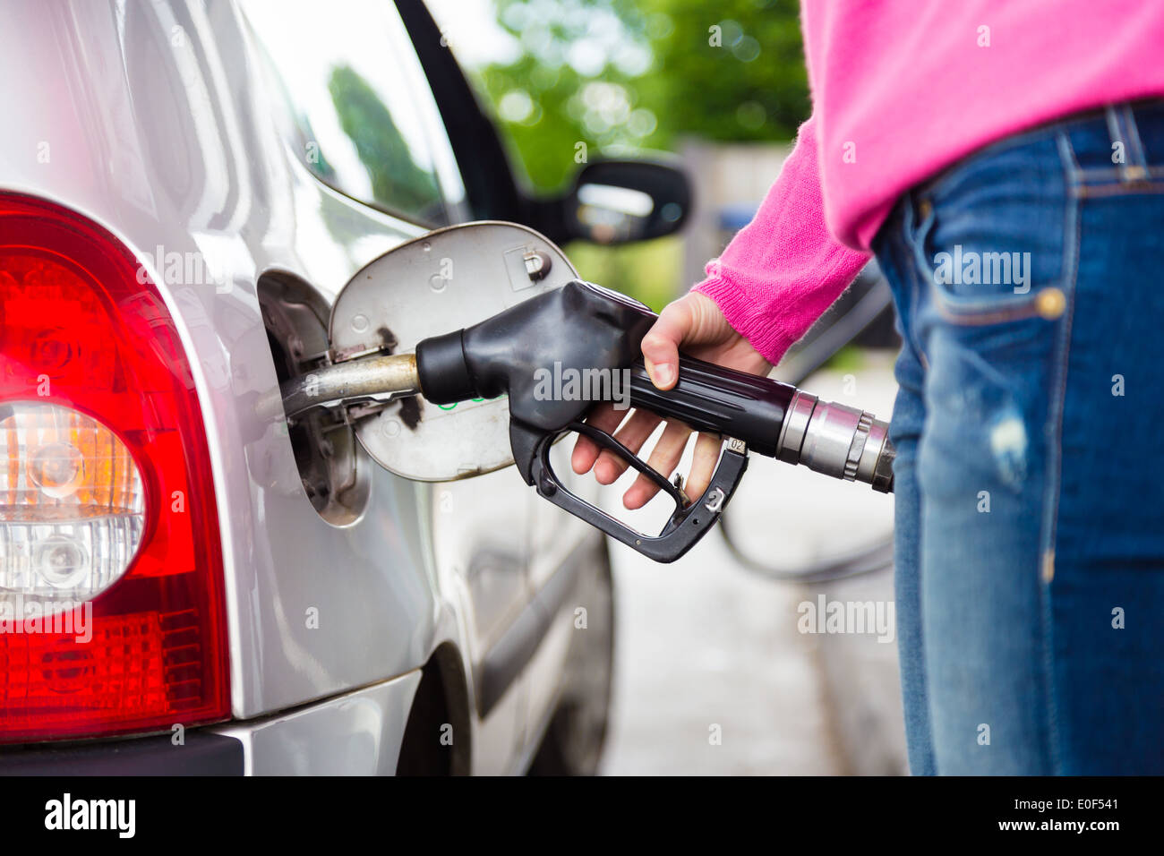 Pompage de carburant essence dame en voiture à la station d'essence. Banque D'Images