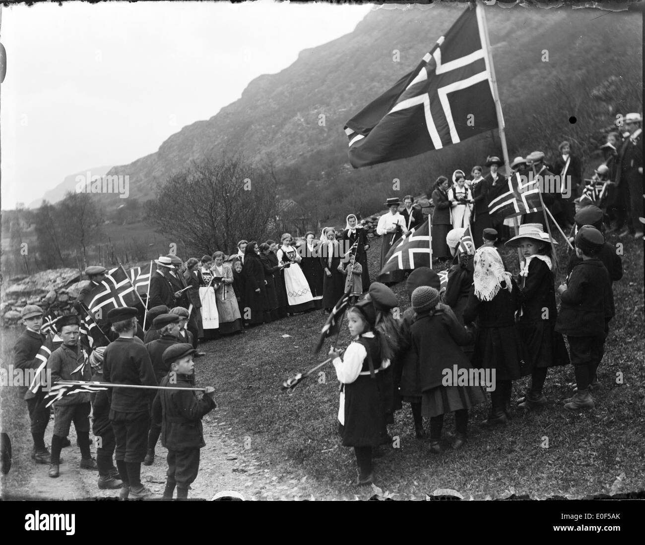 Une photographie vintage des célébrations du 17 mai en Norvège, capturant les festivités de la Fête nationale avec des drapeaux, des défilés et des moments historiques de Sogn og Fjordane. L'image reflète le riche patrimoine culturel de la Norvège. Banque D'Images