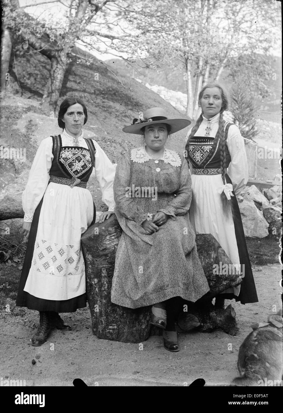 Une photographie historique de trois femmes en robes bunad norvégiennes traditionnelles, capturée par Anne Kristine Osland en utilisant des techniques de photographie alternatives, reflétant le patrimoine culturel de la Norvège. Banque D'Images Une photographie historique de trois femmes en robes bunad norvégiennes traditionnelles, capturée par Anne Kristine Osland en utilisant des techniques de photographie alternatives, reflétant le patrimoine culturel de la Norvège. Banque D'Images