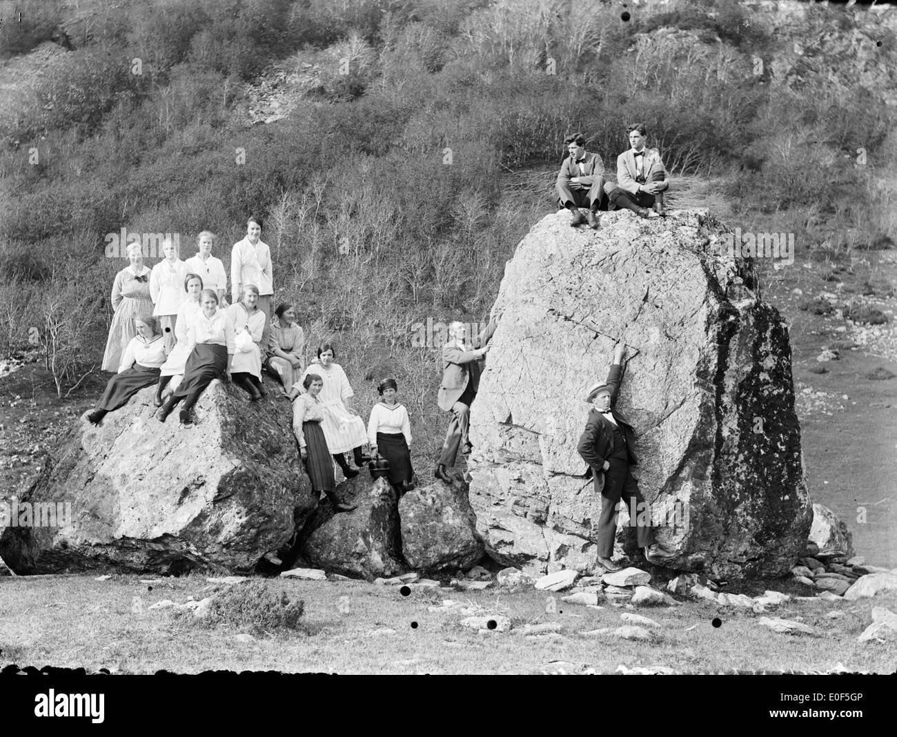 Portrait de groupe de femmes de Lush,gen, capturé à l'aide de techniques photographiques alternatives, offrant un aperçu de la vie sociale norvégienne du début du XXe siècle, avec un accent sur les méthodes de photographie antique. Banque D'Images Portrait de groupe de femmes de Lush,gen, capturé à l'aide de techniques photographiques alternatives, offrant un aperçu de la vie sociale norvégienne du début du XXe siècle, avec un accent sur les méthodes de photographie antique. Banque D'Images