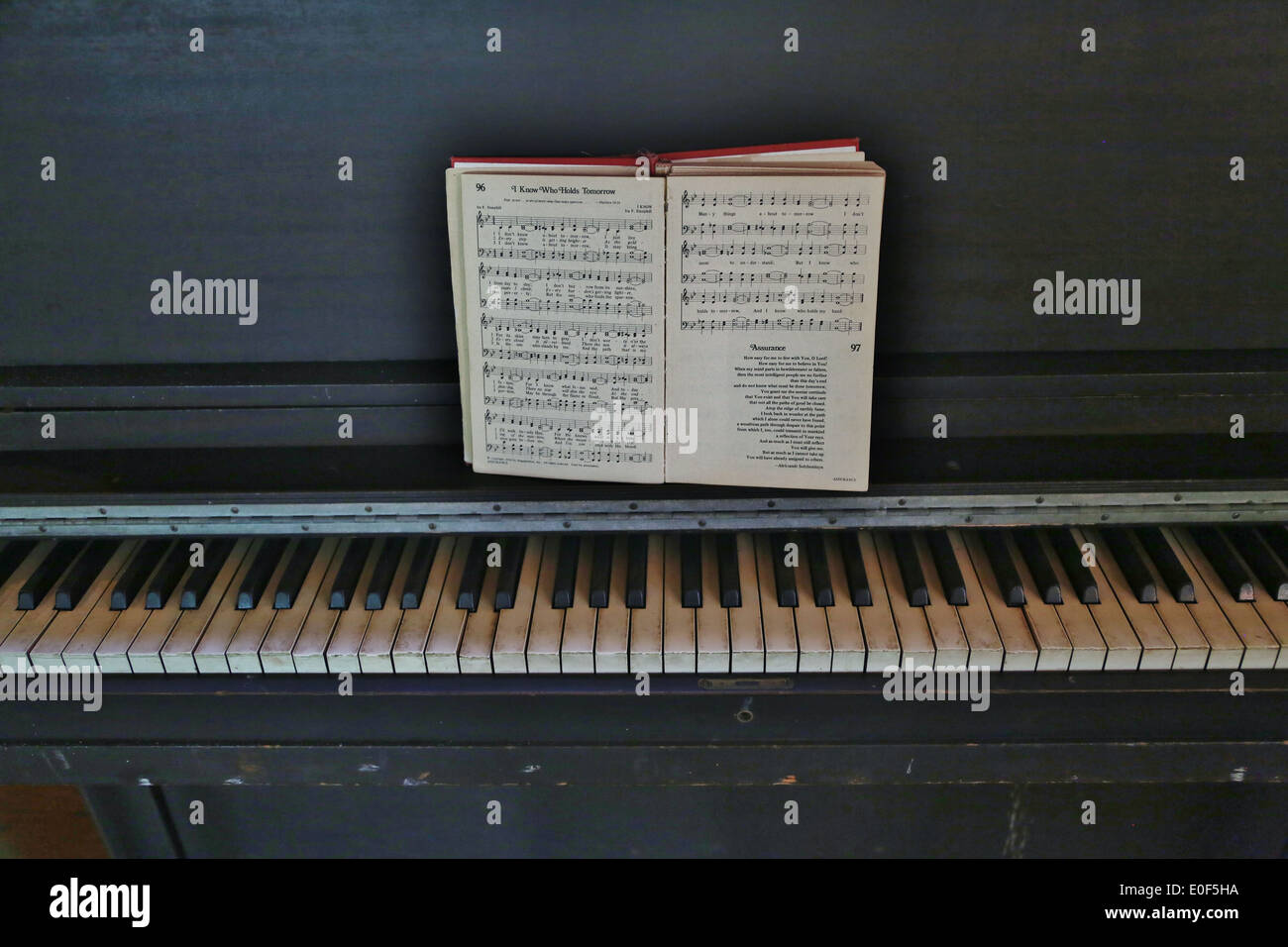 Un vieux piano antique avec une partition. Banque D'Images