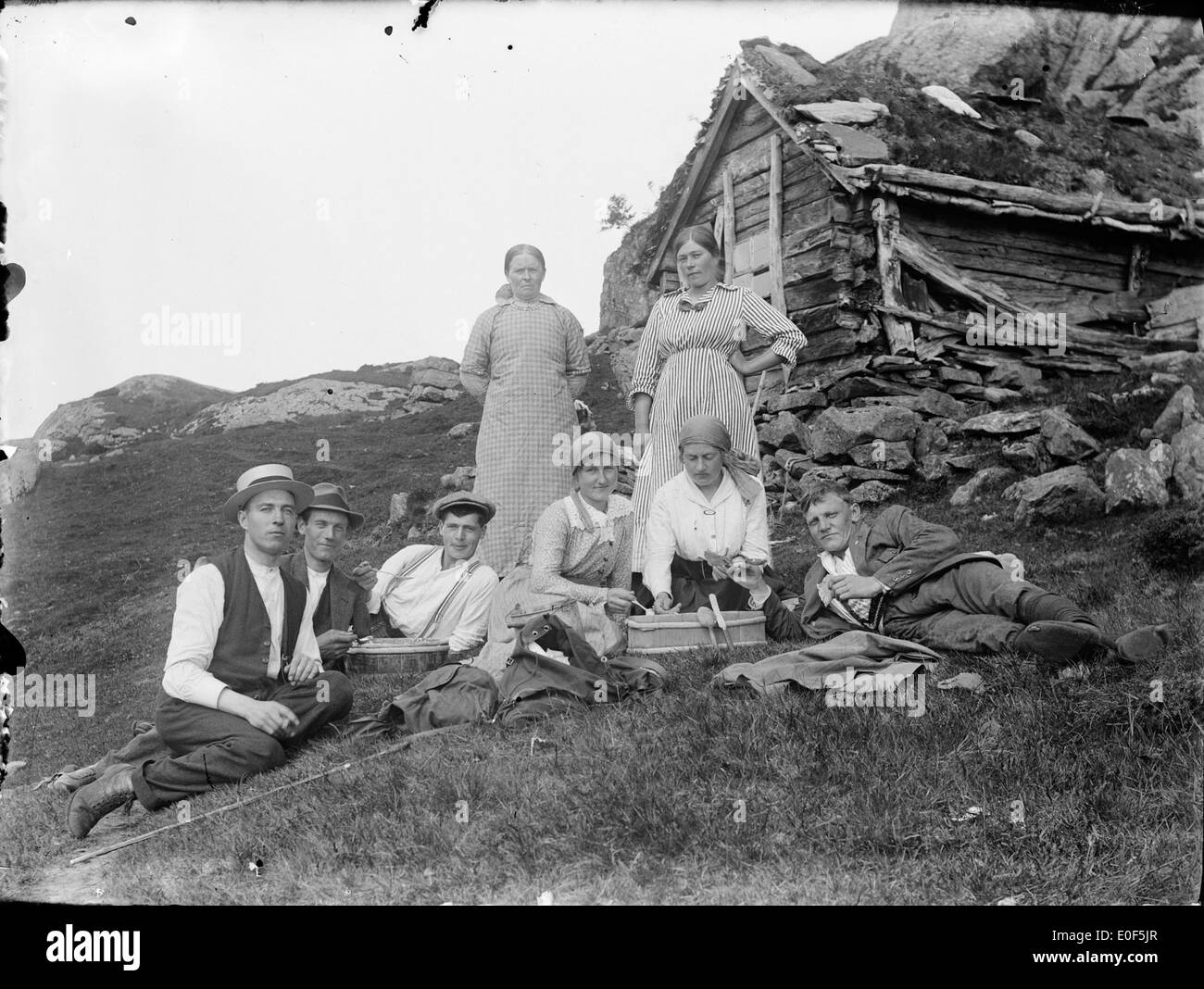 Cette image montre un pique-nique dans une ferme de montagne en Norvège, capturant un groupe de femmes profitant d'un rassemblement social en plein air dans un cadre pittoresque. La photographie reflète la vie traditionnelle norvégienne au début du XXe siècle. Banque D'Images Cette image montre un pique-nique dans une ferme de montagne en Norvège, capturant un groupe de femmes profitant d'un rassemblement social en plein air dans un cadre pittoresque. La photographie reflète la vie traditionnelle norvégienne au début du XXe siècle. Banque D'Images