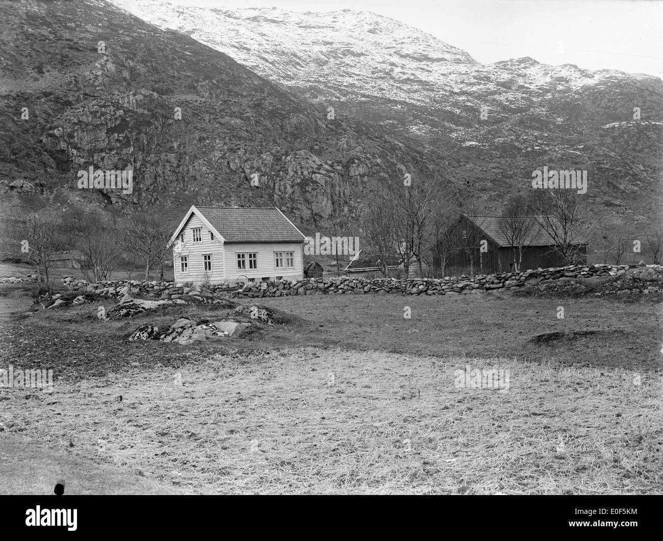 Cette photo, prise par Paul Stang, utilise des méthodes photographiques alternatives pour capturer la beauté naturelle et les paysages historiques de la Norvège, reflétant une approche unique pour documenter l'histoire norvégienne et la vie rurale. Banque D'Images
